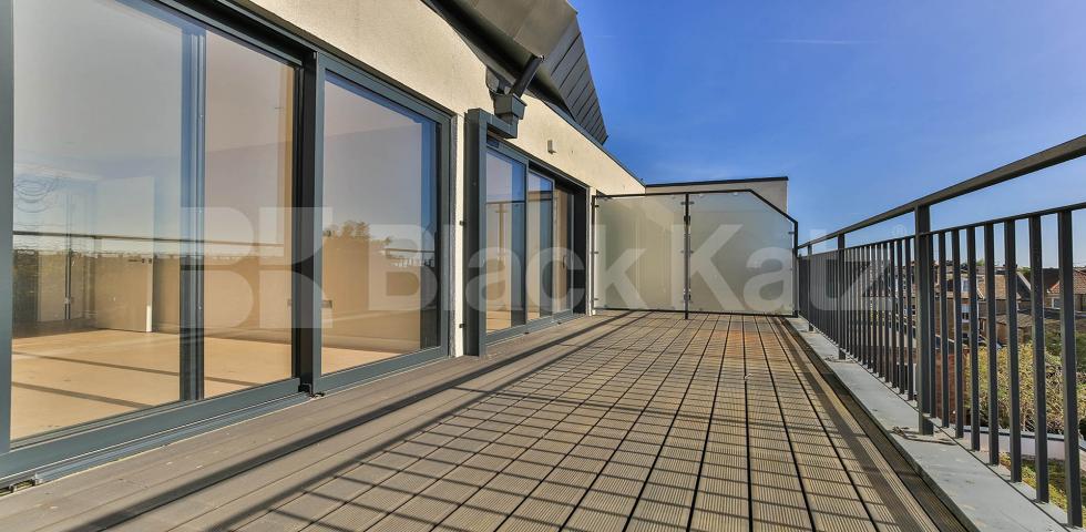 			2 Bedroom, 2 bath, 1 reception Penthouse			 Tottenham Lane, CROUCH END